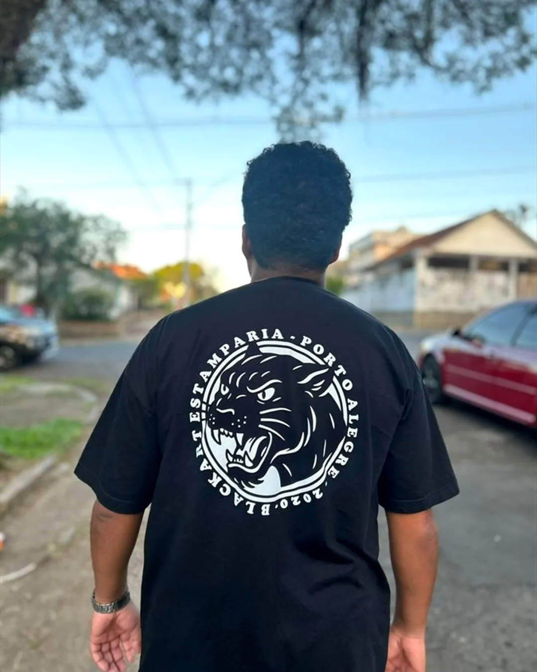 Camiseta preta da BlackArt com estampa de pantera nas costas